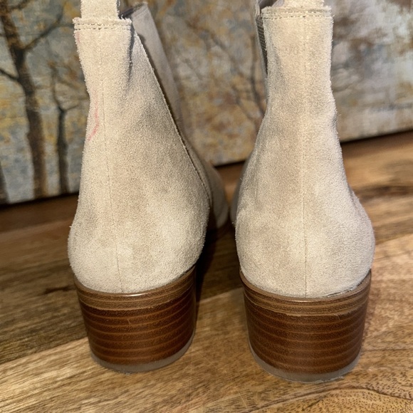 Marc Fisher Yale Chelsea gray suede boots size 8.5 Preowned excellent condition - Picture 5 of 9